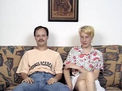 Zwei fickgeile Paare rammeln auf einem Sofa