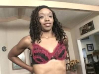 Schwarzes Girl Strippt Vor Der Kamera